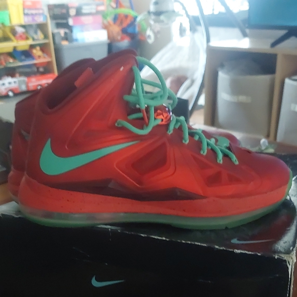 Nike Lebron 8... Christmas Edition